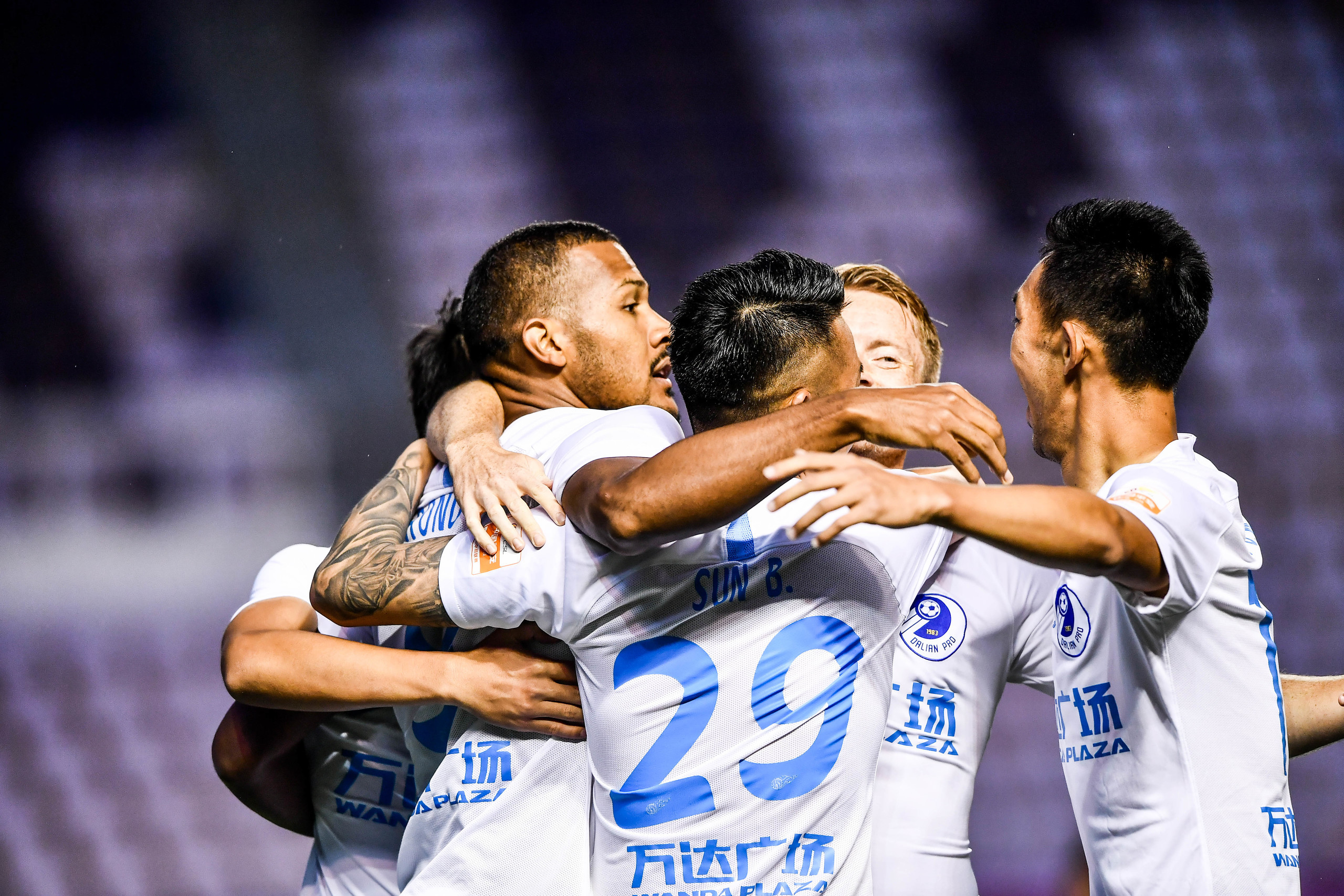 龙东2传1射 造柯钊乌龙,十人大连4-0建业