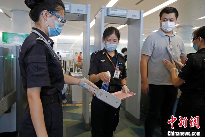 旅客在虹桥机场t2航站楼内进行手指消毒 殷立勤 摄