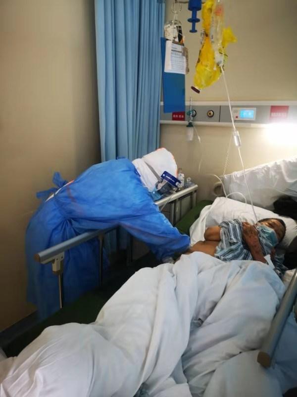 湘雅医院好党员为患者换尿不湿