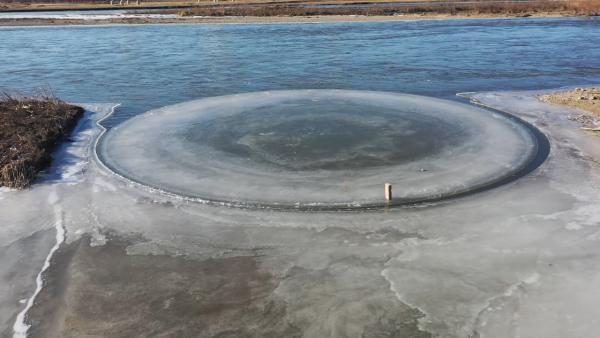 内蒙古旋转冰盘走红成打卡地附近村民在旁卖起特产