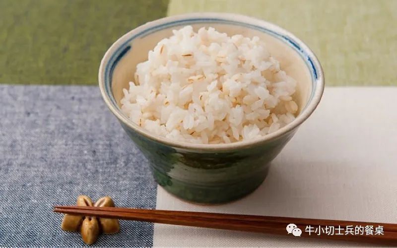 "大和酒店"的后厨有多强?每餐煮一吨半米饭,食材处理机械化!