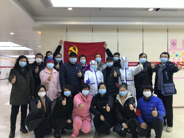武汉新冠肺炎患者：重回岗位，瞬间就哭了