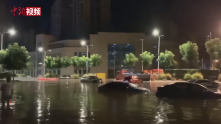 四川荣县：暴雨致百余辆车被淹 警民合力救助