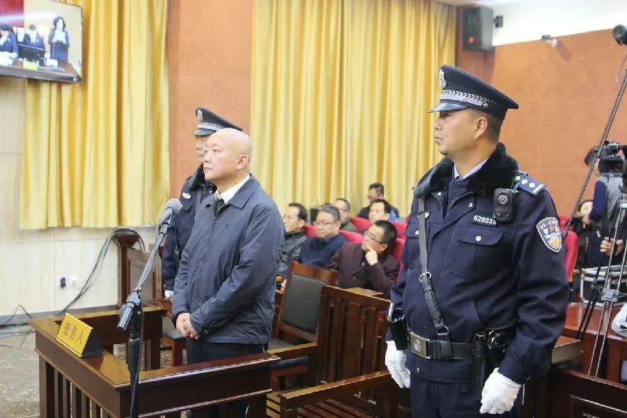 甘肃落马官员事事讲排场:出门秘书拿衣服,司机拿杯子