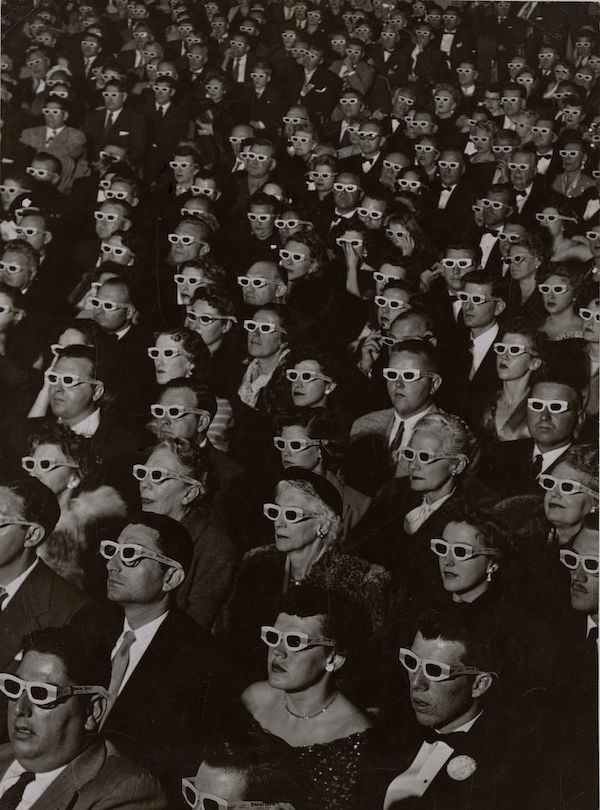 埃尔曼拍摄的戴着3-D眼镜紧盯电影屏幕的观众