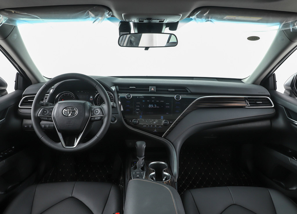 现款凯美瑞内饰亚洲龙内饰由于原本两个空调出风口是比中控屏宽的