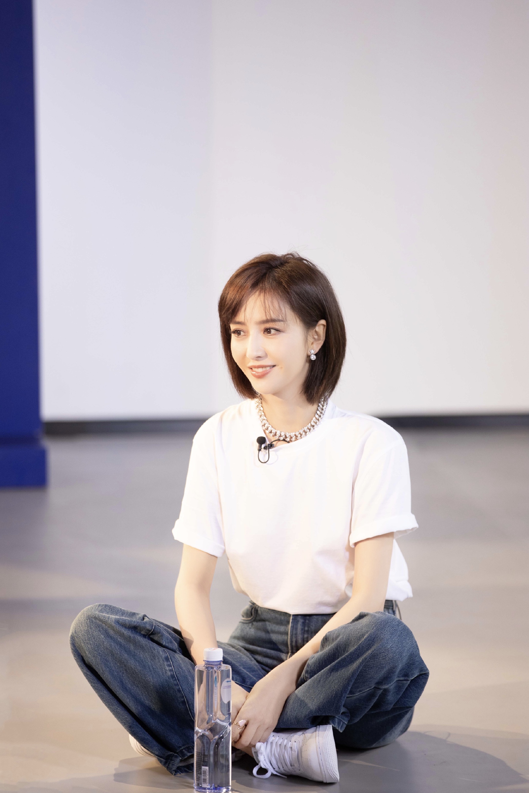 佟丽娅综艺花絮照释出宽松t恤搭配短裤小鸟腿让人羡慕