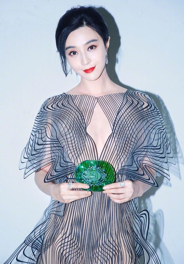 范冰冰复出后太敢穿! 大尺度真空穿透视裙, 这身材实在"有料"