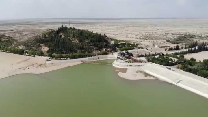 亚洲最大沙漠水库:碧绿湖水镶在沙海