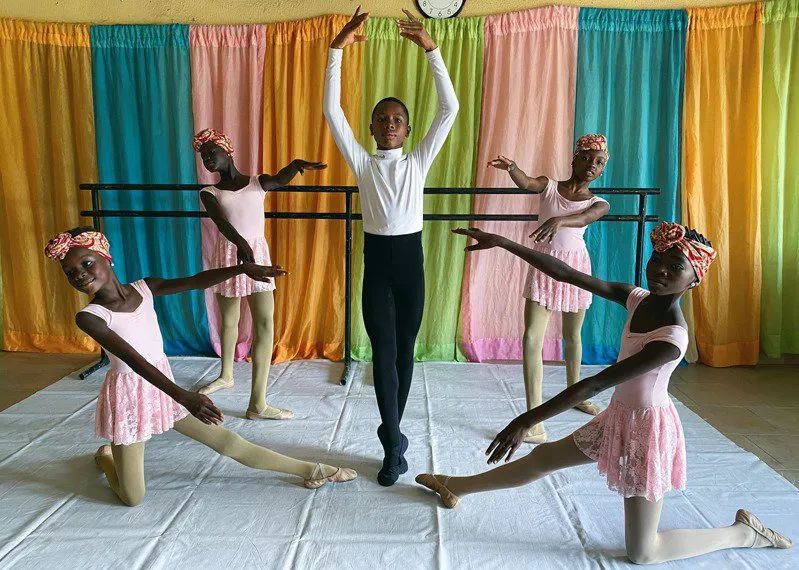 11岁非洲男孩雨中芭蕾走红跳进纽约芭蕾舞剧院