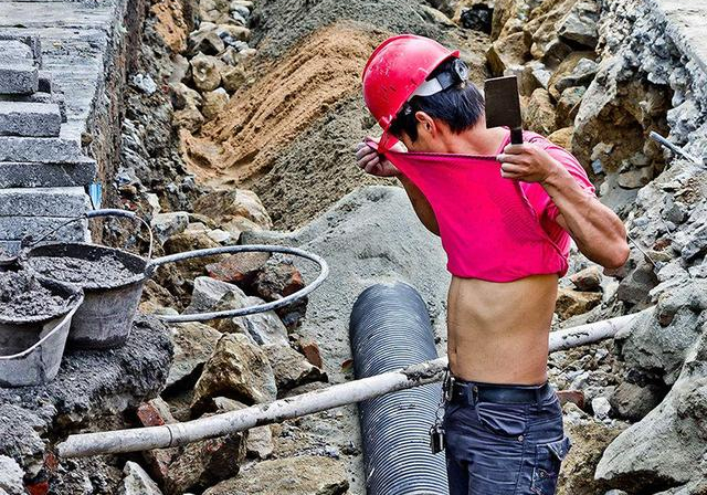 打工怪风气干活太拼的农民工总容易被人说三道四为啥