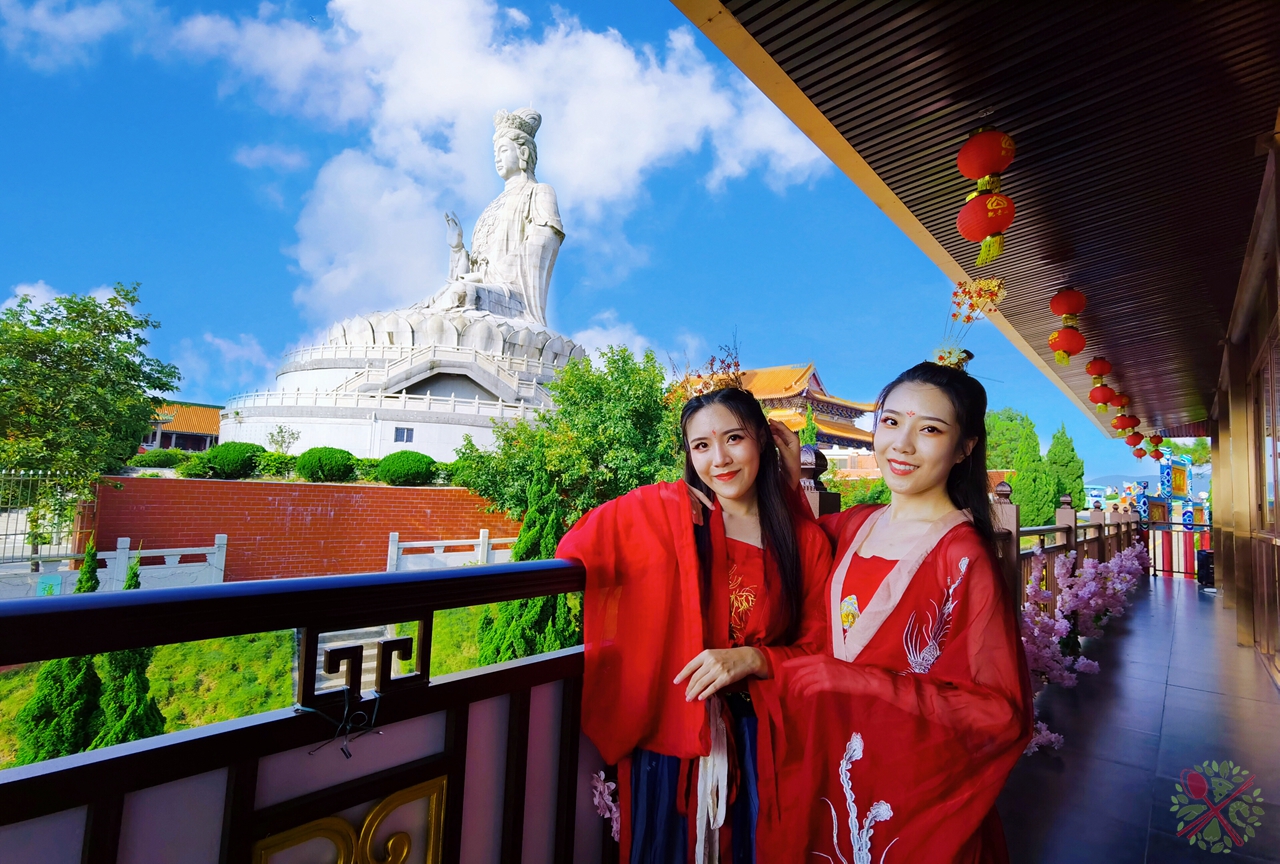 这座世界最大花岗岩观世音菩萨圣像,高达33米,重3千多吨,双胞胎姐妹来