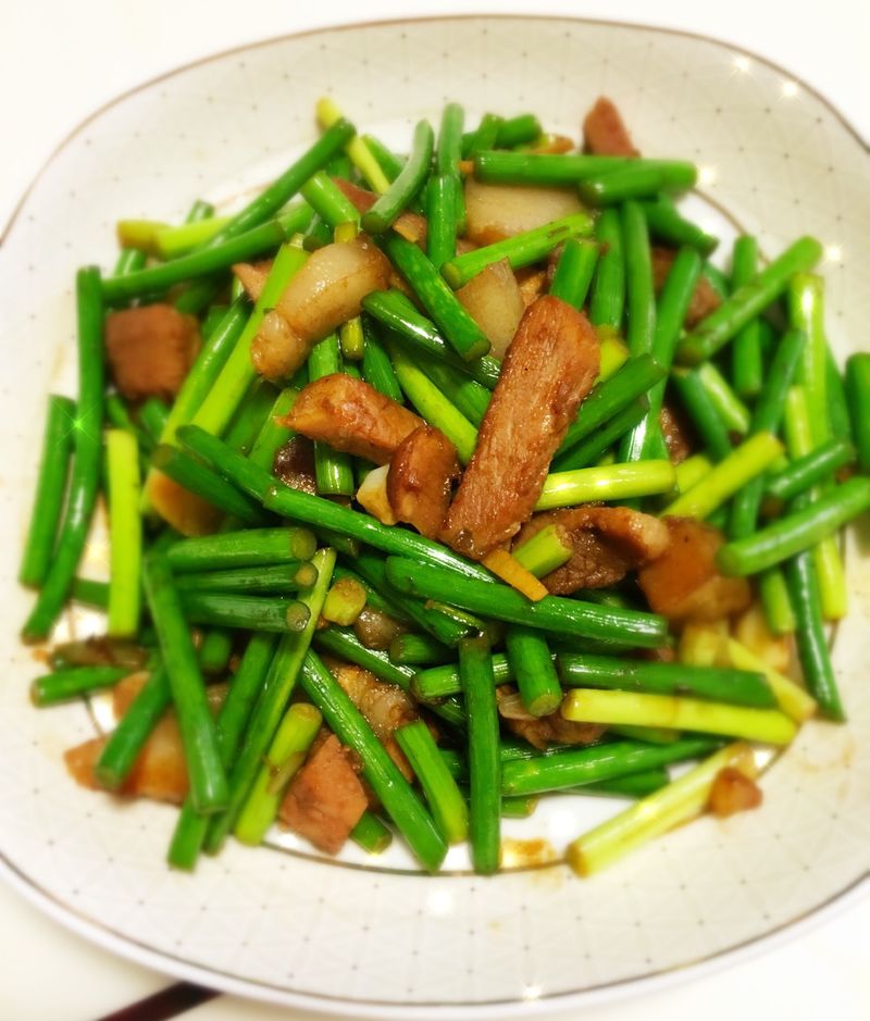 蒜薹炒肉直接下锅是大错特错多加2步翠绿脆嫩更入味