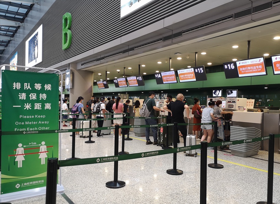 旅客排队办理托运. 本文图片 澎湃新闻见习记者 陈少颖