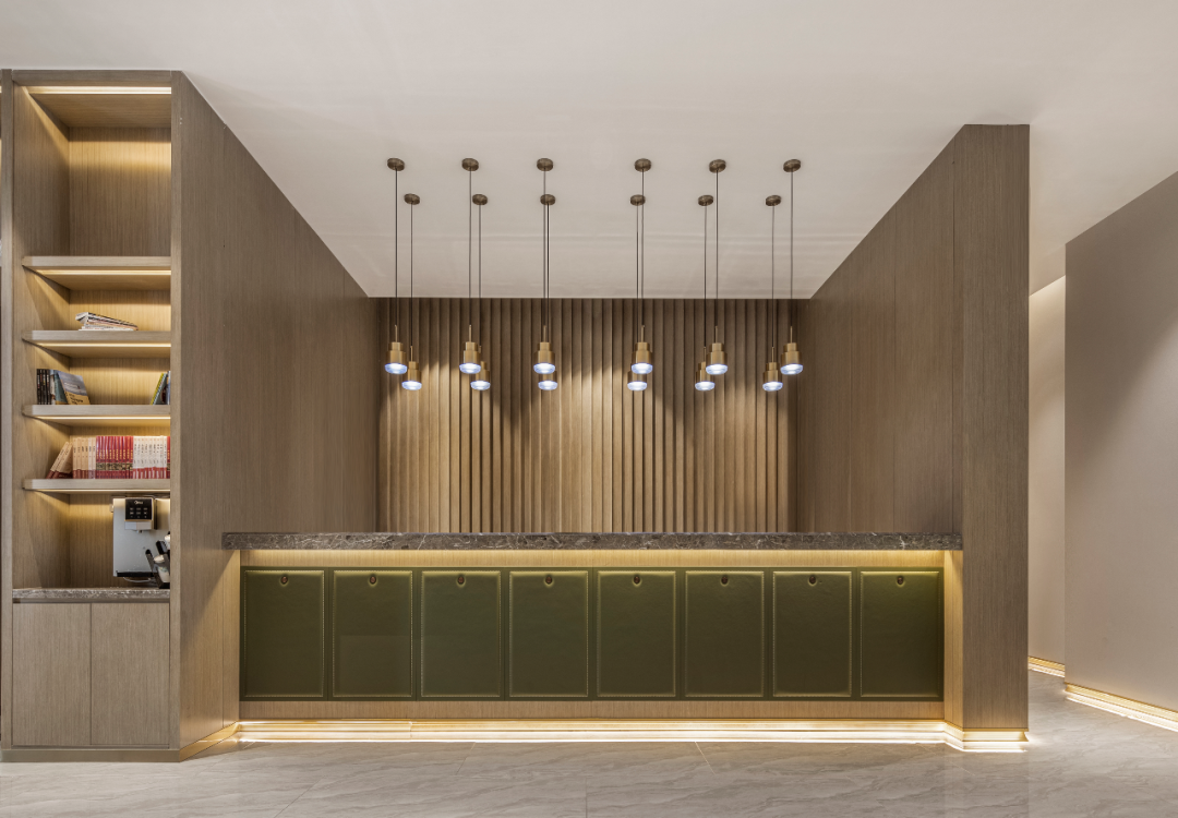 以木质格栅作为前台背景,领略阳江作为海港古城的人文底蕴.