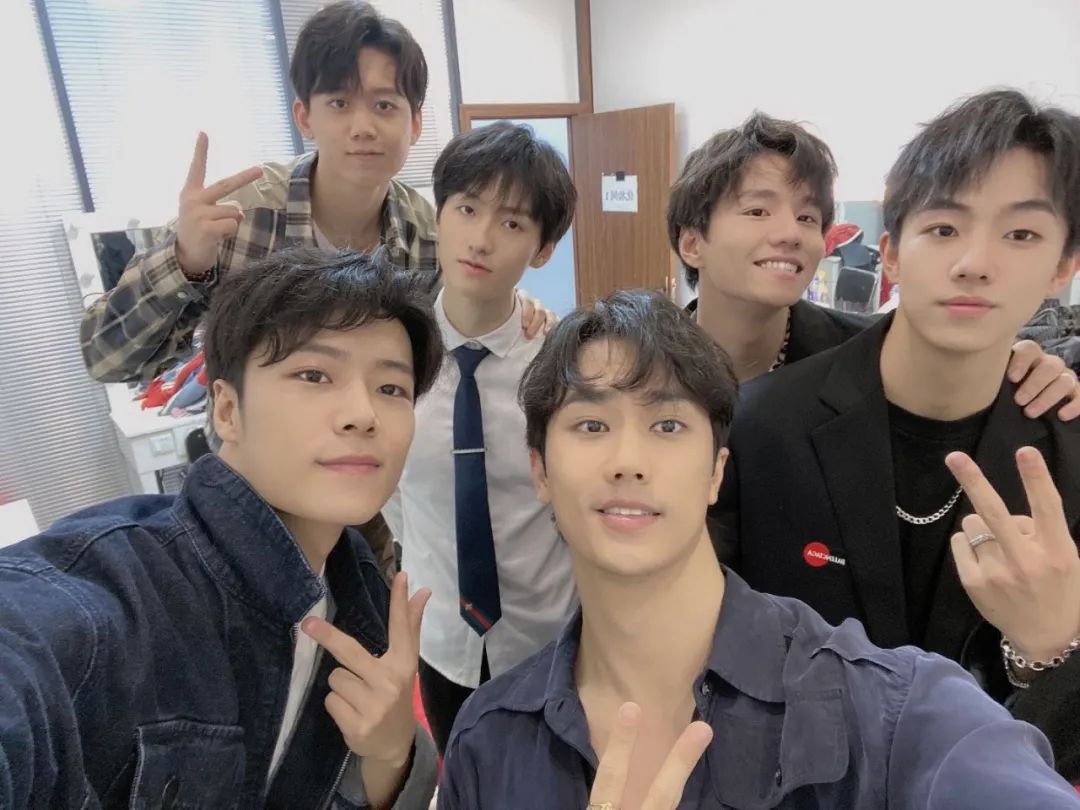 侯垚携"power 6"拉丁舞男团亮相《舞蹈风暴》!