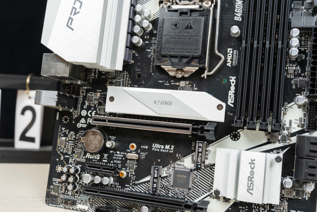 ▼最靠近cpu的m2插槽是有被动散热片覆盖的,pci接口有金属外壳包裹