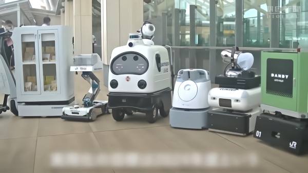 东京车站推广服务机器人：能消毒会送饮料