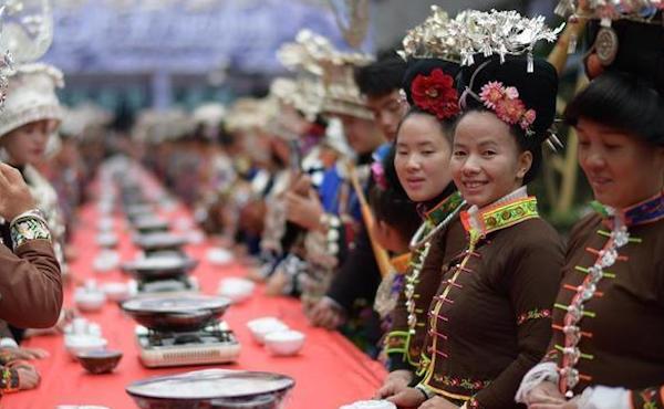 “中国丹寨非遗周”活动中，着盛装的苗族群众参加长桌宴。新华社 图