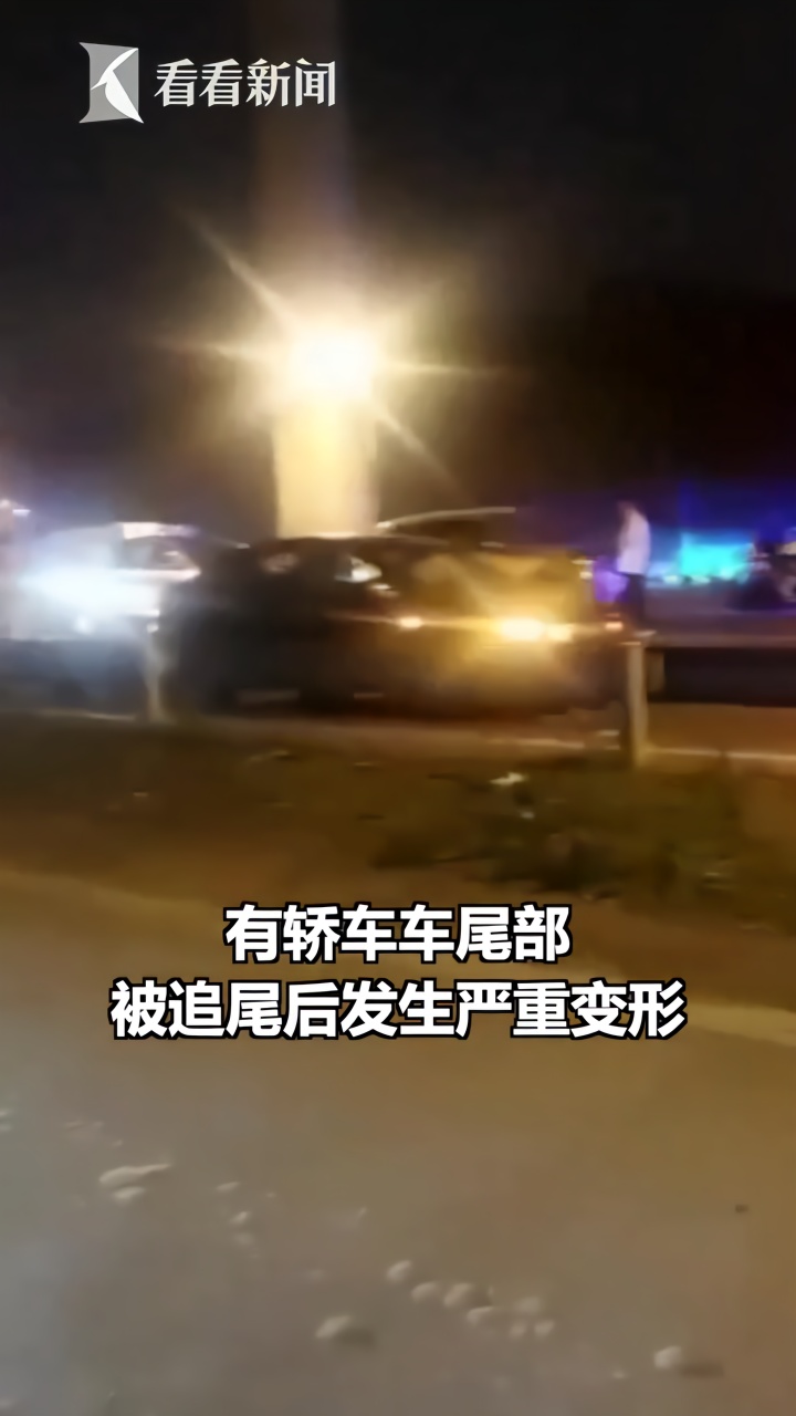 上海闵浦大桥11辆车连环追尾 现场一片混乱