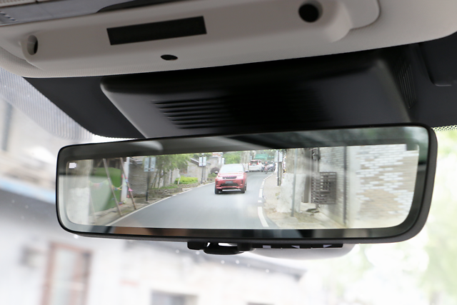 发现运动配备了流媒体后视镜,而且可以切换成正常模式,流媒体后视镜的