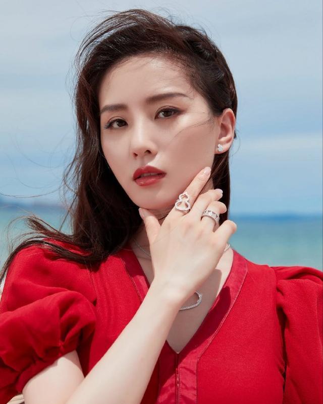 名门泽佳:刘诗诗皮肤白皙状态好!碧海蓝天红裙效果美成"仙女"