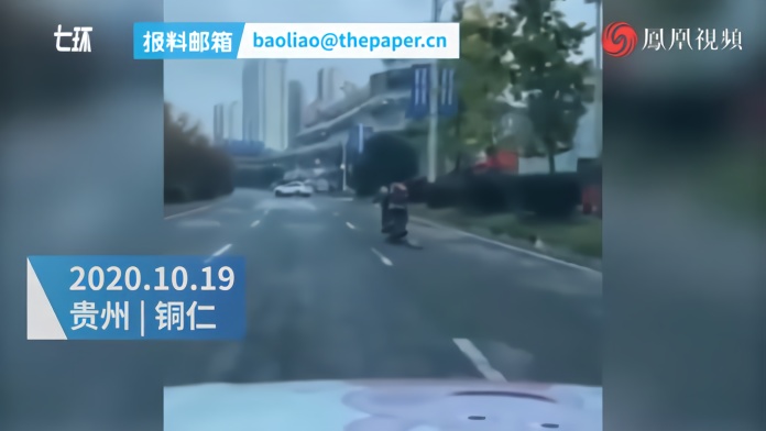 男子骑摩托车将大狗拖行两公里，称被狗咬后泄愤