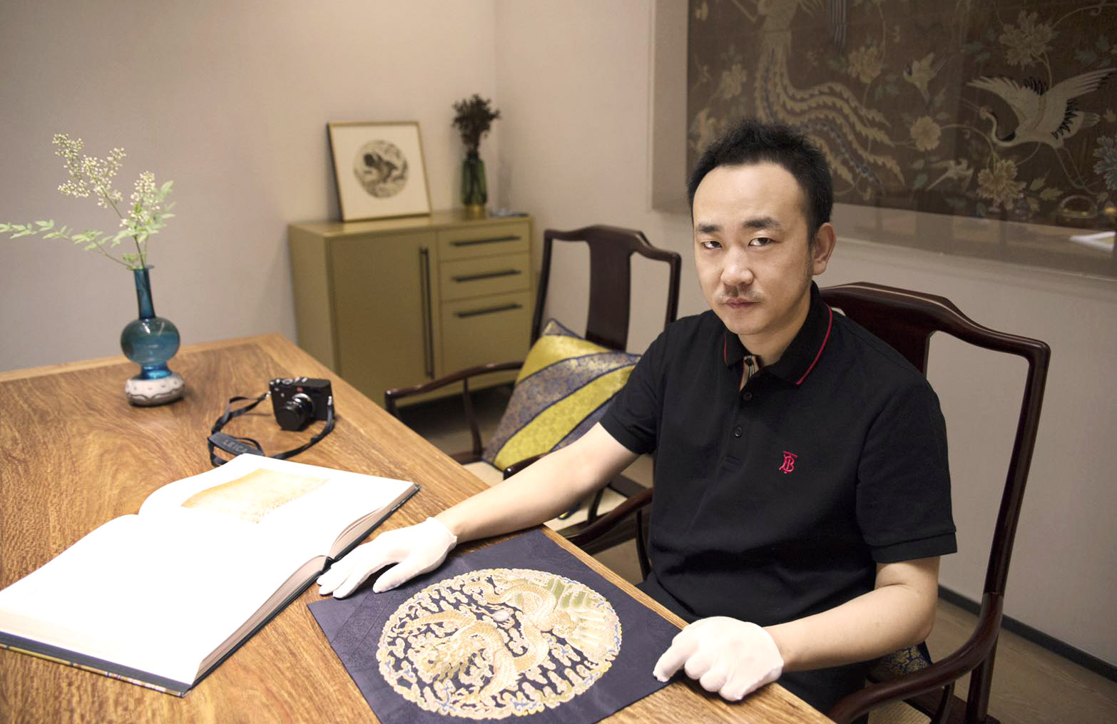 挽袖新词:走近85后古代丝绸艺术品收藏家周峰的挽袖收藏__凤凰网