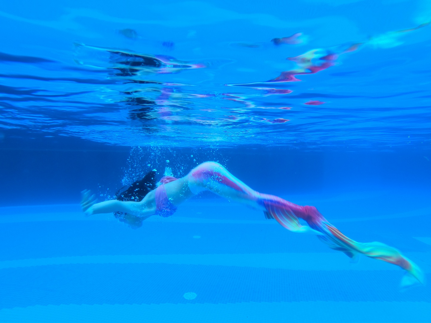 “美人鱼”的背后 95后女孩一个月从不会游泳到下水表演|美人鱼|蔡茜|海底世界_新浪新闻