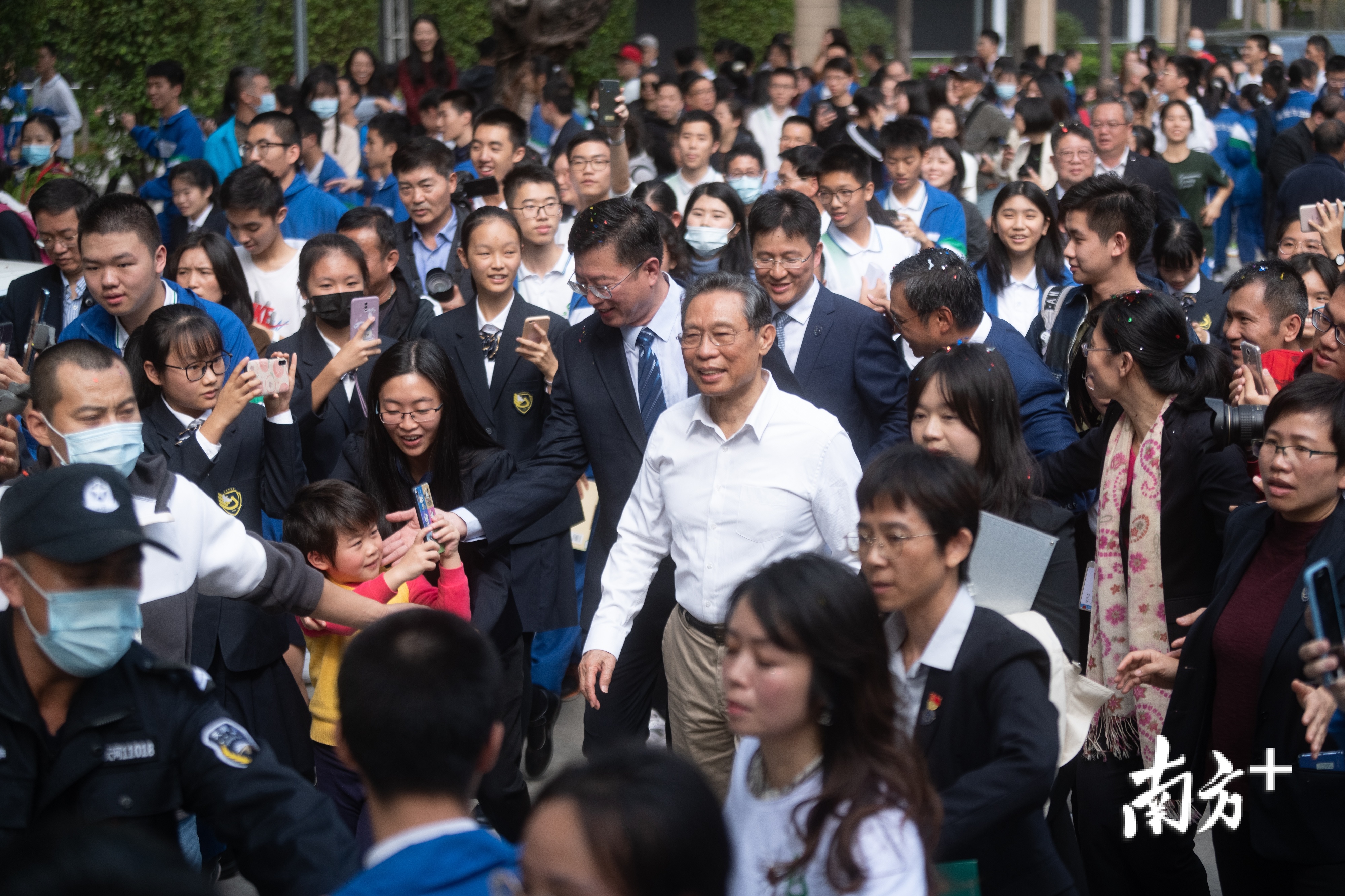 钟南山到母校为自己的塑像揭幕,勉励学子学医