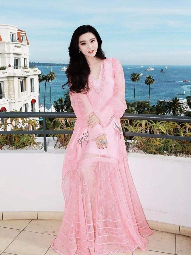 范冰冰复出后太敢穿! 大尺度真空穿透视裙, 这身材实在"有料"