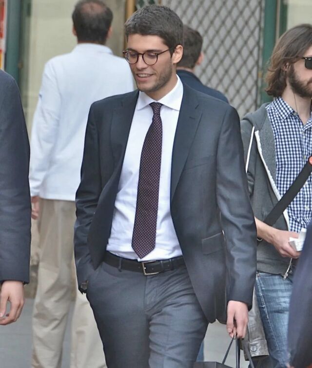 西装革履衬衫领带一丝不苟