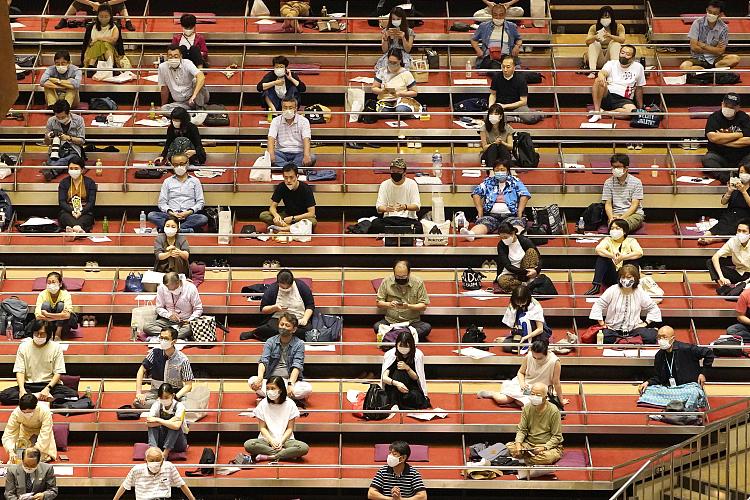 当地时间2020年7月19日,日本东京,日本大相扑7月赛事在东京两国国技馆正式鸣锣开赛,每天限2500名观众入场,为国技馆满座人数的四分之一左右。最多可供4人席地而坐的方形区域“升席”均仅限1人使用。比赛期间,观众必须佩戴口罩,可以鼓掌但不能发声加油。报道称,这也将是日本相扑史上首次无观众的3月春季赛事以来,时隔一个赛季再度举办正式比赛。