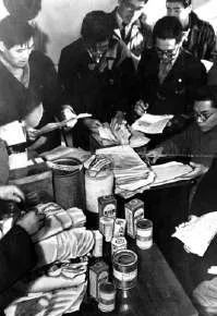 1948 年 1 月 17 日，搜查寿产院时发现的牛奶等物资 图源：每日新闻社