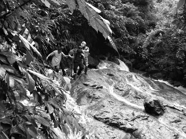 事发职位于大山深处地形庞大、阵势险要 285名驴友被q困