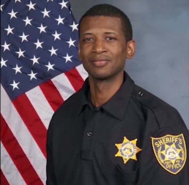 美国狱警疑似心脏病发作三名囚犯救了他被赞是英雄