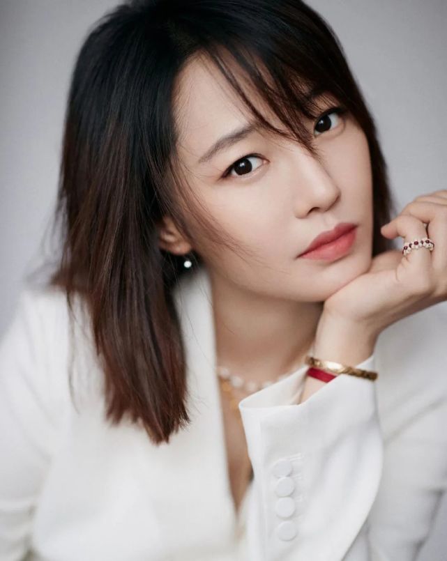 出轨门后白百何久违现身穿白色套装优雅出席活动状态绝美