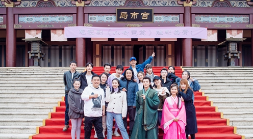 小女霓裳正式杀青演绎小女系列20