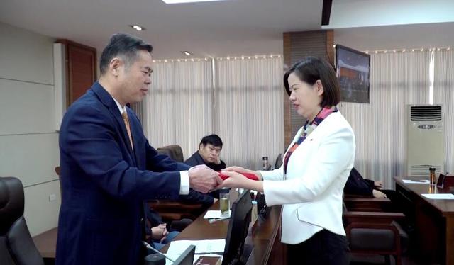 县人大常委会主任袁军向刘春霞颁发任命书.