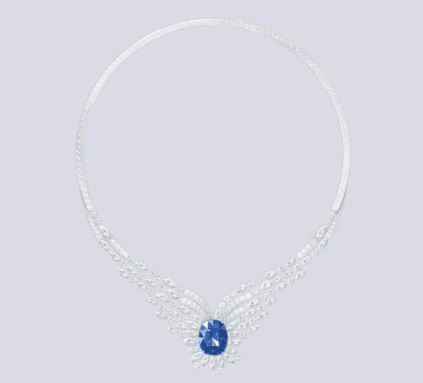 高级珠宝项链（G37R2100）作为 Secret Cenote 主题的灵魂之作，中央饰以一颗斯里兰卡蓝宝石。