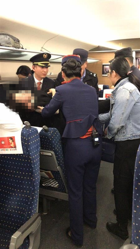 通讯员郭玉琴 徐媛媛)1月3日傍晚,由深圳北站开往武汉站的g1022次列车