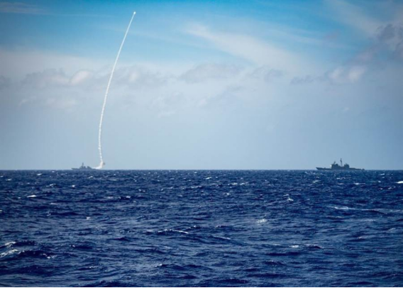 台媒：美舰通过台湾海峡，大陆导弹护卫舰伴随监控