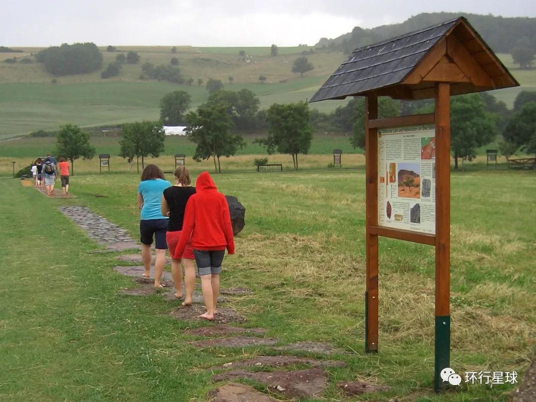 在德国,奥地利和瑞士业有赤脚主题公园或赤脚远足路线,在保证安全的