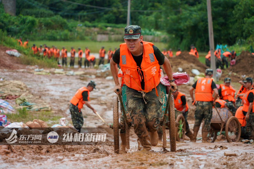 直击江西鄱阳昌江圩堤：仍在上涨的水位，拼命守护的家园