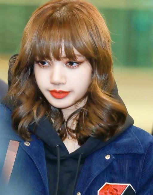 平刘海的lisa就像是个精致到极点的芭比娃娃,看上去非常混血感十足