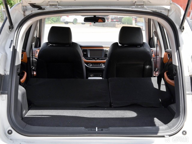 2018款 e400 悦动型的后备厢空间日常使用是够的,后排座椅放倒后能