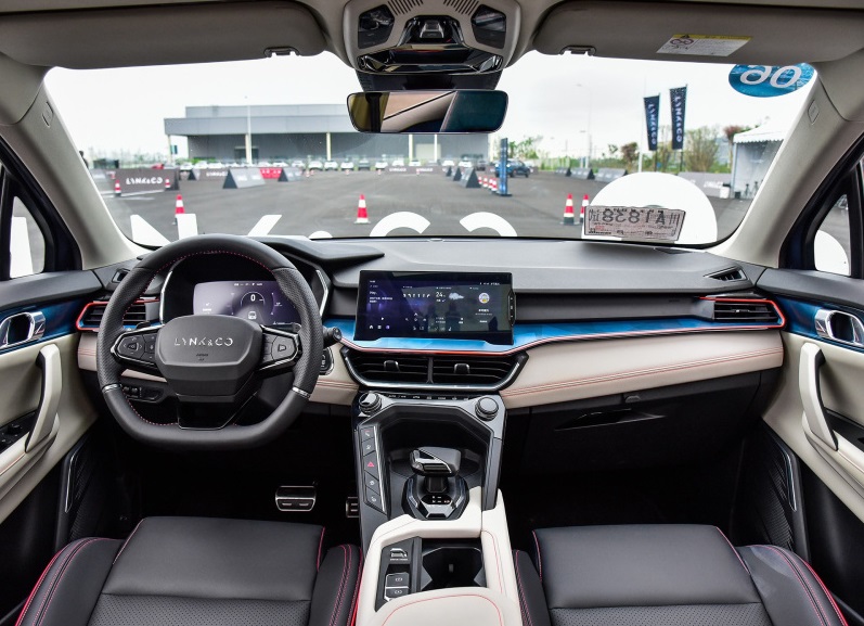 1.5T爆发177马力，油耗只需6.6L！领克06香不香？