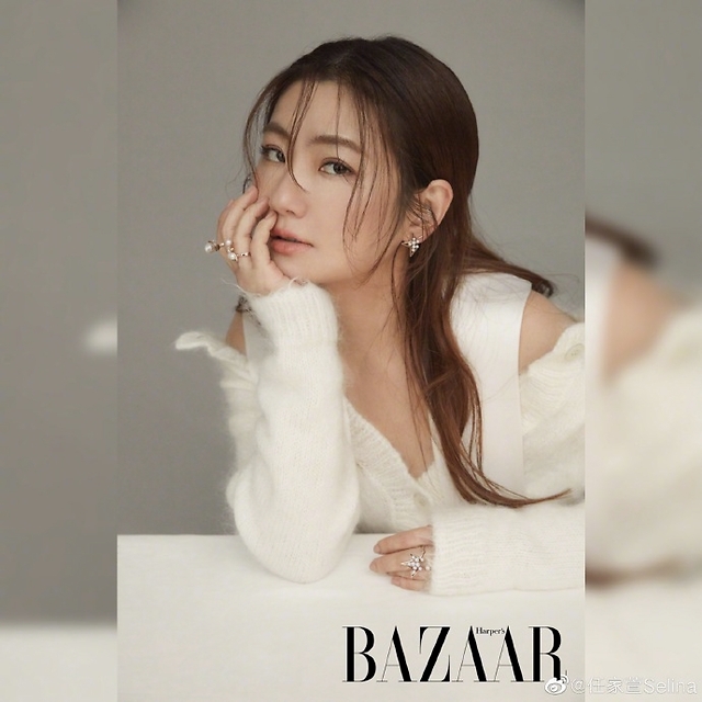 任家萱最新杂志大片曝光 光影变幻氛围感十足