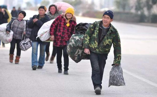 工厂叫苦招工难农民工却收拾行李回老家这是为啥看完明白了