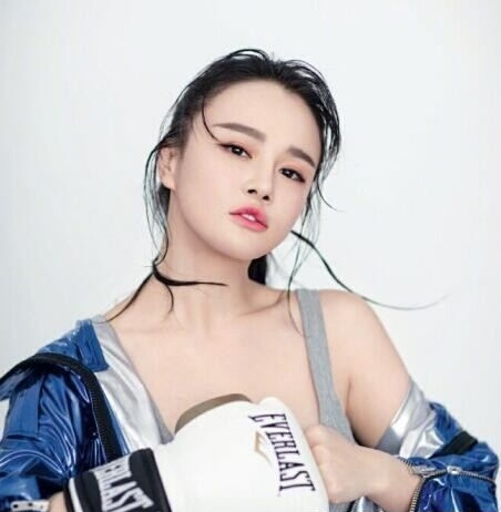 冉莹颖晒编脏辫近照遭质疑网友100级磨皮还能认识自己吗